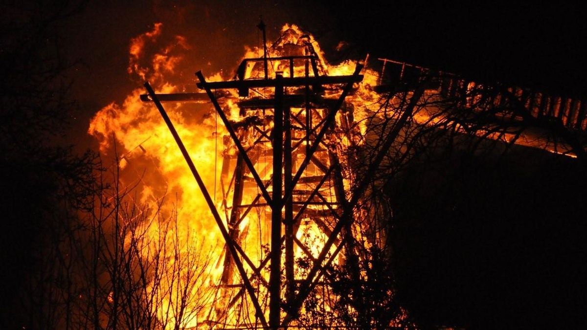 Brand verwoest historische molen van Burum