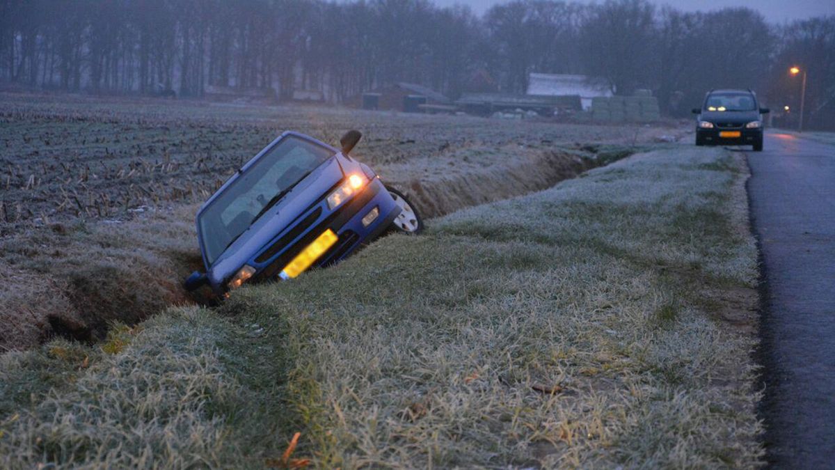 Auto belandt in de sloot bij Brucht