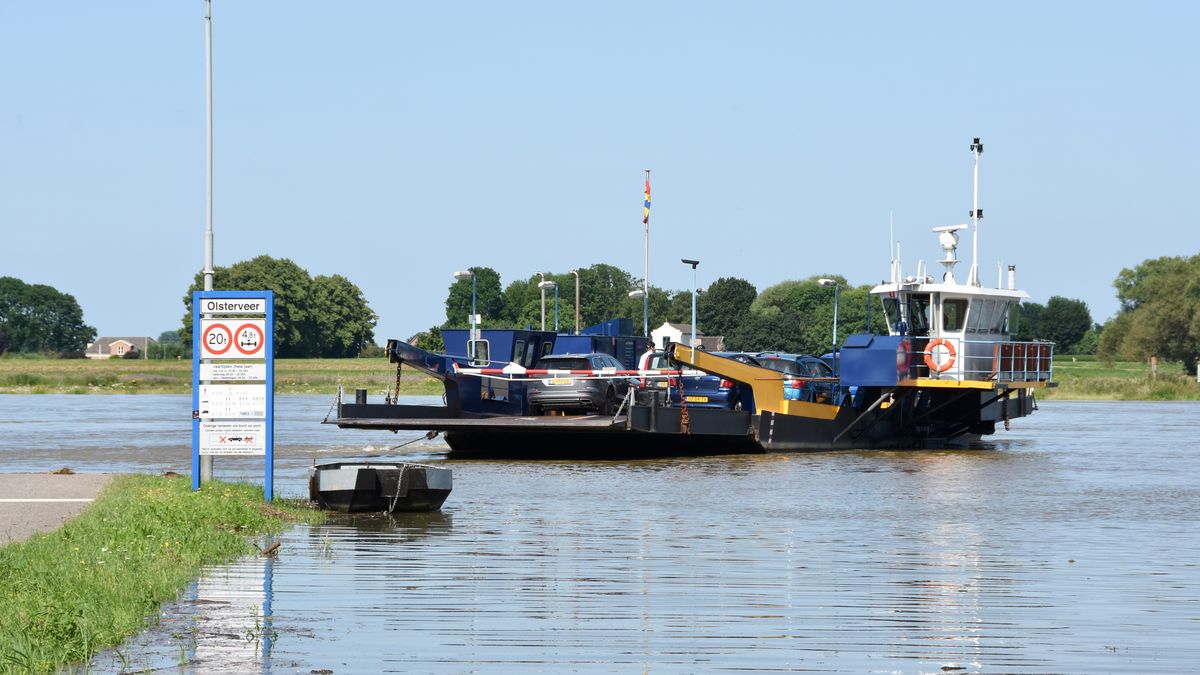 Veer tussen Olst en Welsum uit de vaart vanwege hoog water