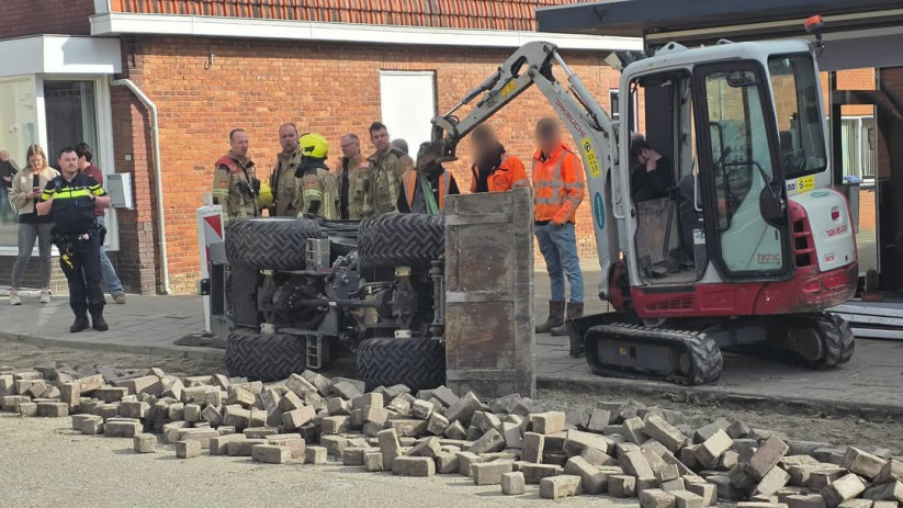 Ongeluk met shovel in Vogelwaarde: collega's halen slachtoffer eronder vandaan