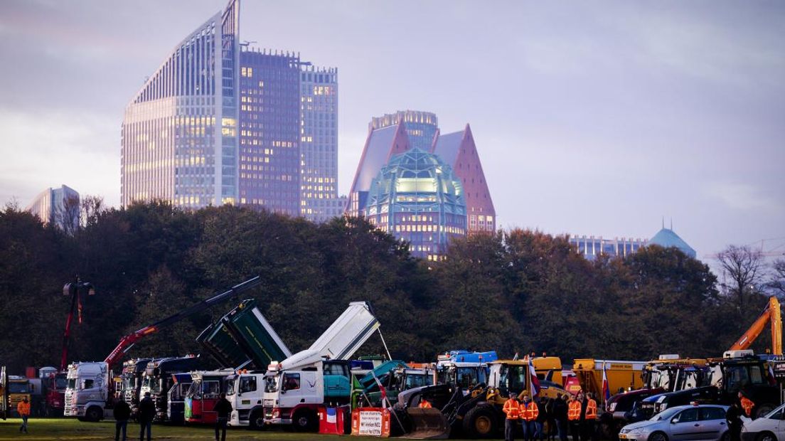 Bouw- en grondbedrijven trokken woensdag massaal naar het Malieveld in Den Haag om te protesteren tegen de strenge regels die hen het werken onmogelijk maakt. Onder hen veel eigenaren en werknemers van Gelderse bedrijven.