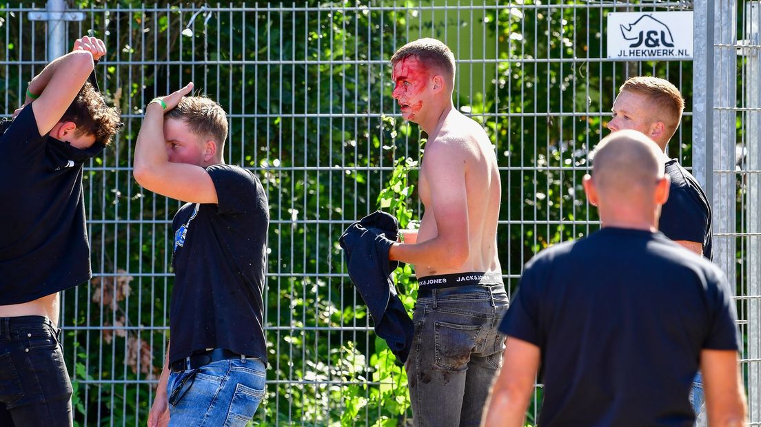 Supporter met verwondingen na afloop van Rijnvogels-Hoek