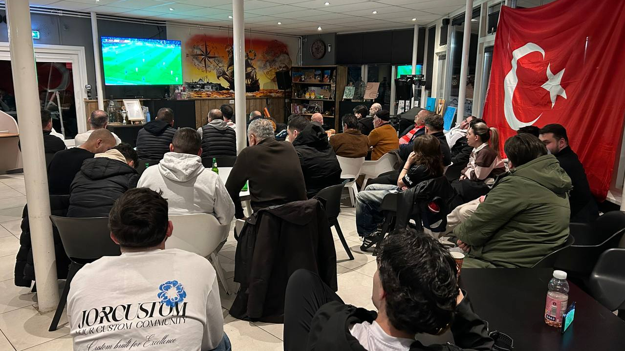 Turkse fans bij Barbaros in Hengelo volgen het duel met spanning.