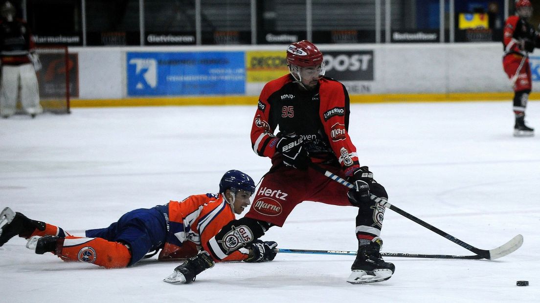 GIJS-speler Joop Uchtman schermt de puck af archieffoto