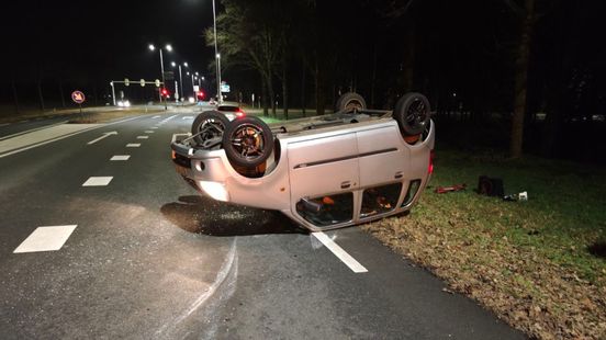 Bestuurder verliest controle, auto op de kop