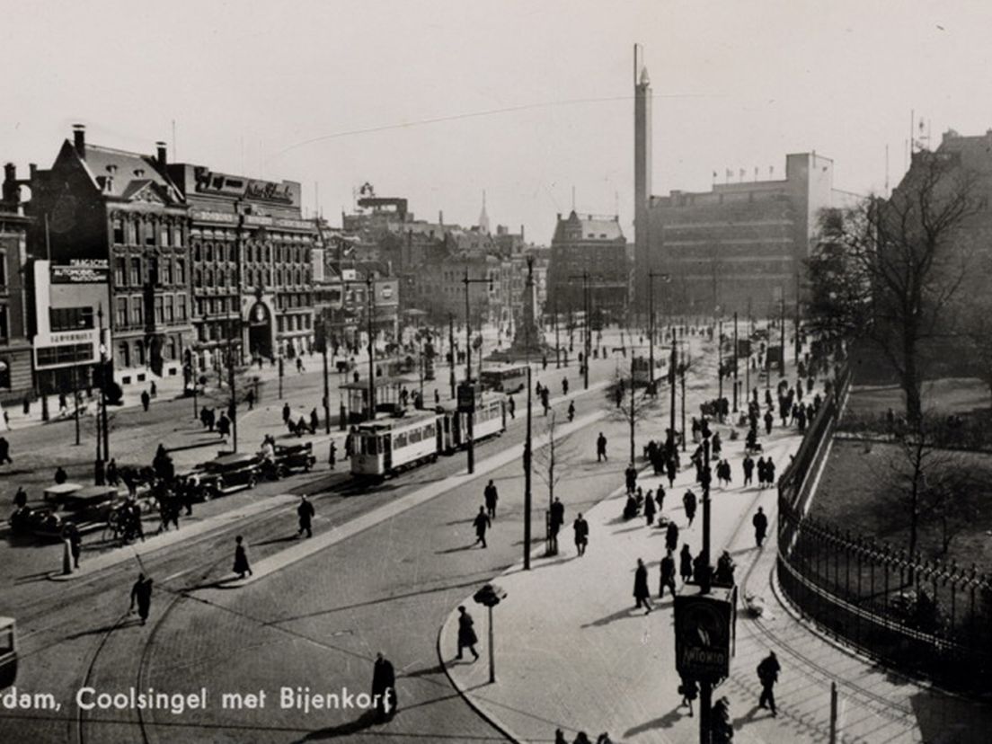 De Coolsingel in 1930 met op de achtergrond de Bijenkorf, rechts de tuin van het Coolsingelziekenhuis