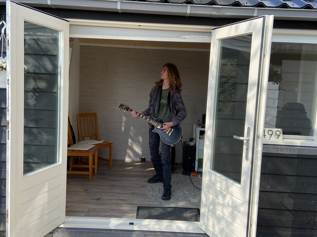 Gitarist/zanger Nick Wilschut thuis in zijn muziekruimte