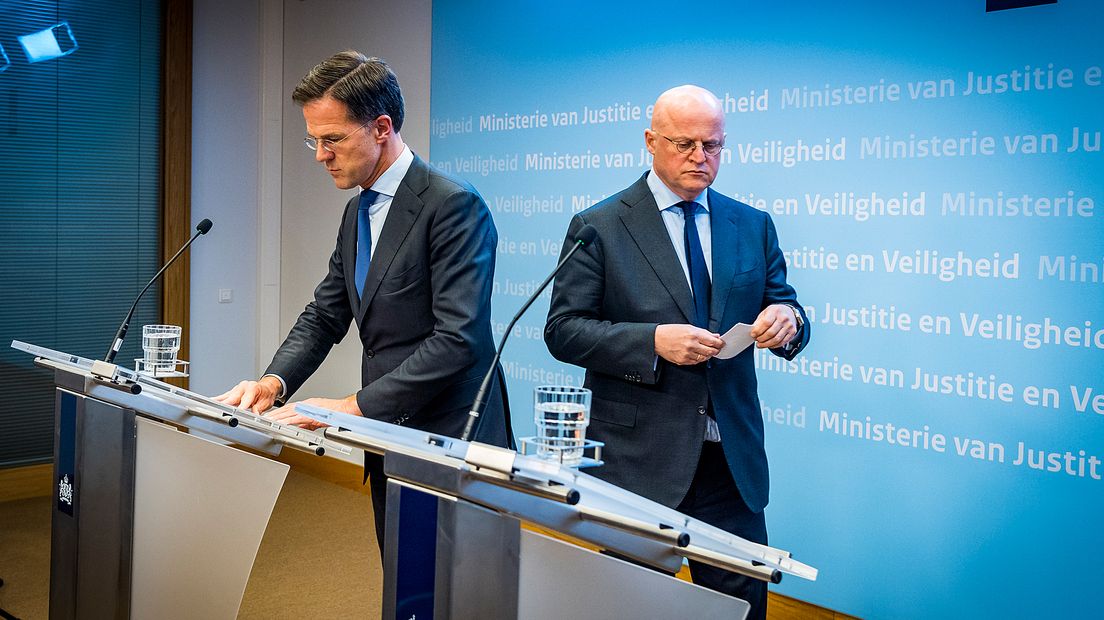 Premier Rutte en minister Grapperhaus van Justitie en Veiligheid tijdens een persconferentie over het drama in Utrecht.