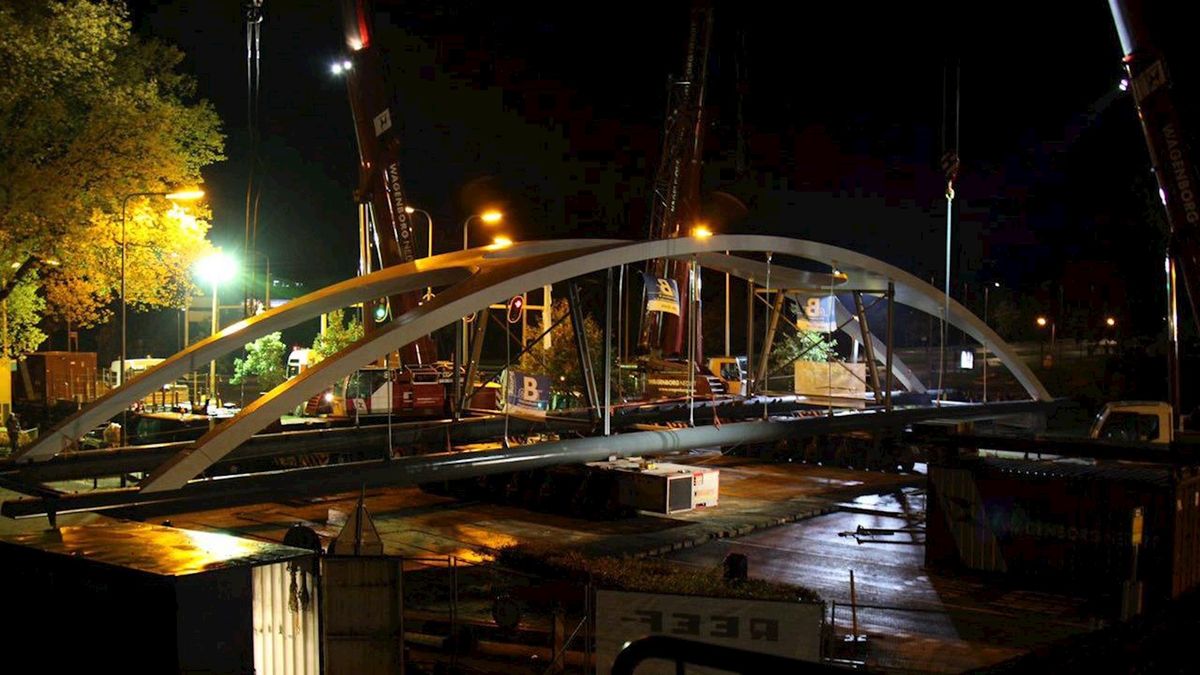 Plaatsen van nieuwe fietsbrug Blaloweg Zwolle van start