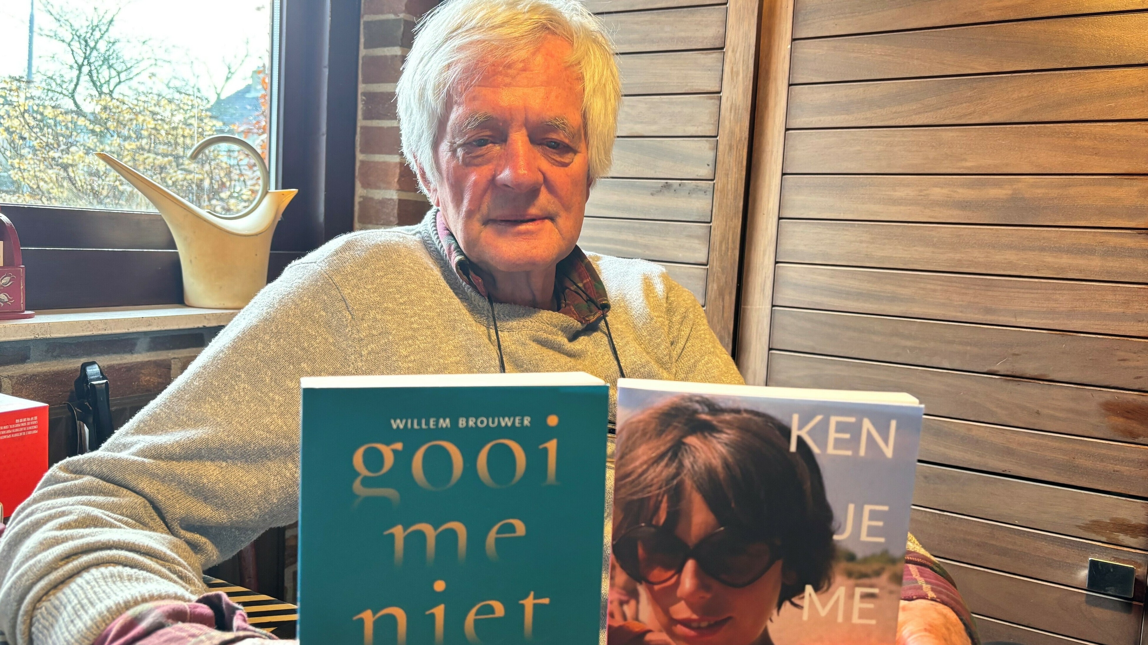 Willem Brouwer mei de twa boeken dy't er skreaun hat oer it sykteproses fan syn frou