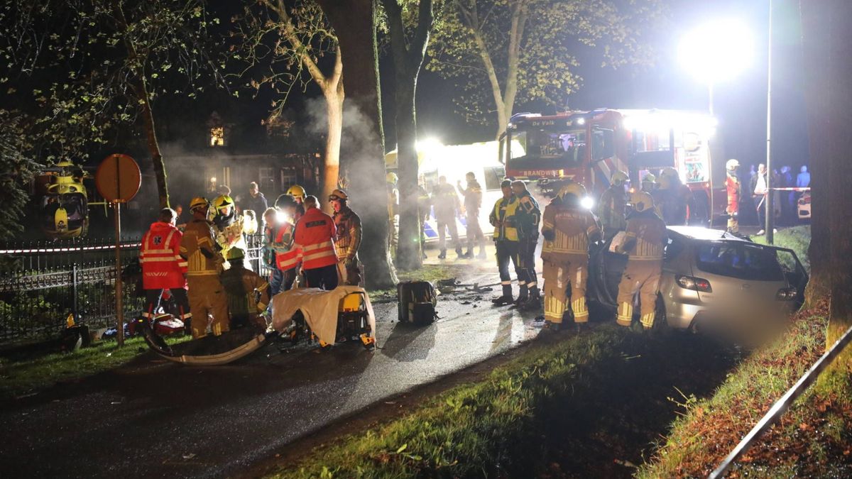 Auto vliegt in brand na crash, meerdere gewonden