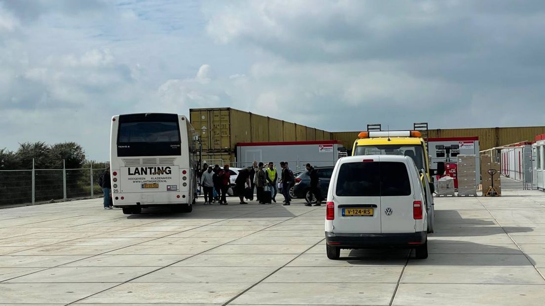 De eerste bus met asielzoekers arriveerde gisteren bij de kazerne in de Marnewaard