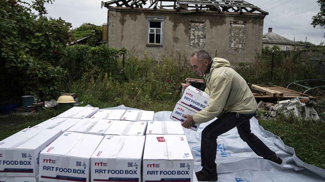 Voedselhulp in Oekraïens gebied dat op de Russen is heroverd. "Je ziet meestal geen huizen waar mensen de winter kunnen doorbrengen."