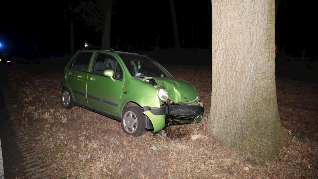 Automobilist raakt gewond bij botsing tegen boom bij Den Ham