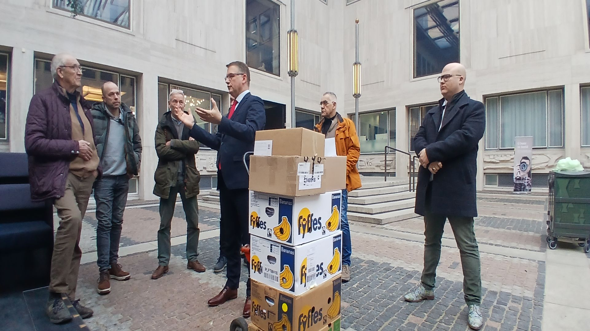 Ruim tweeduizend handtekeningen tegen verkeersplan Laag Keppel overhandigd