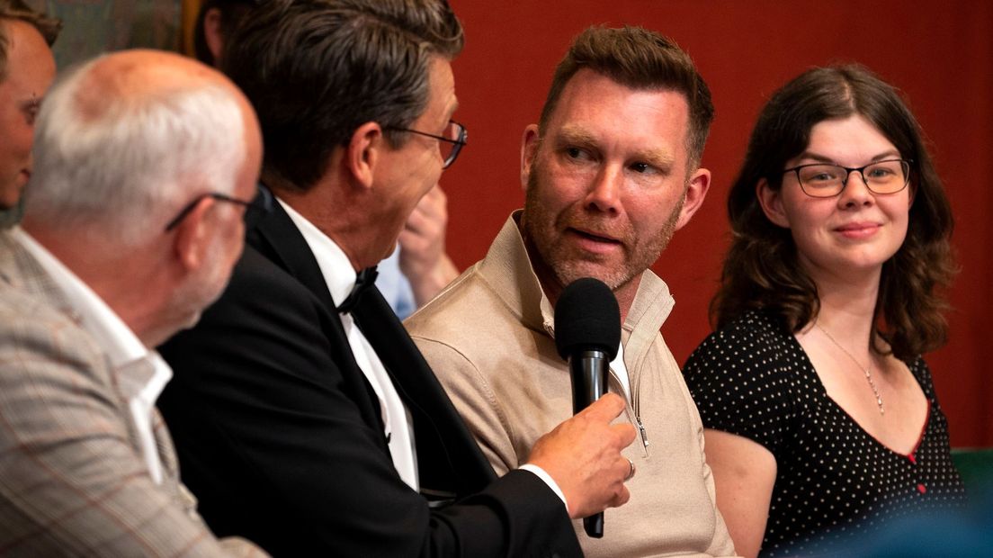 Sipke Jan Bousema wurdt ynterviewd, njonken him sit Dichter fan Fryslân Sigrid Kingma