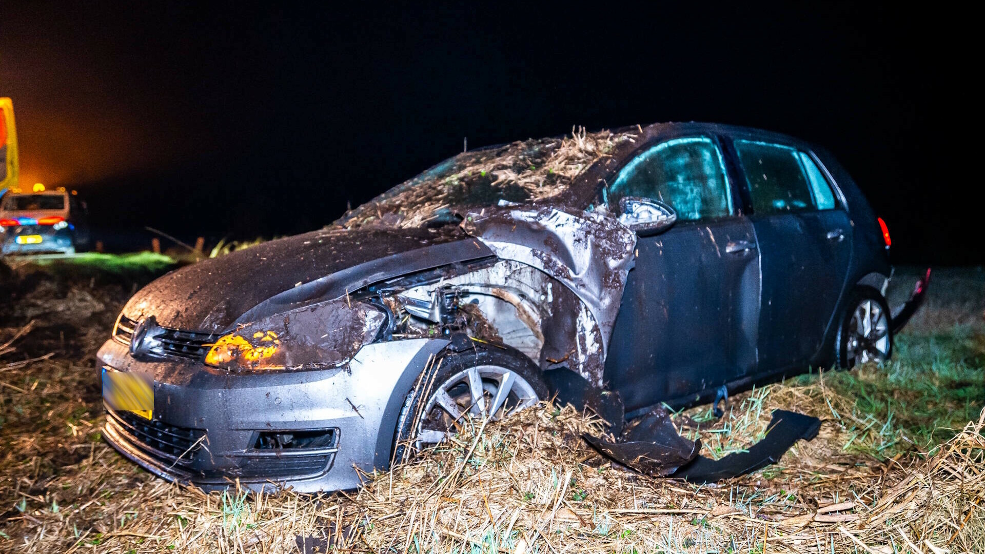 Auto slaat over de kop bij Een, inzittenden gaan er vandoor