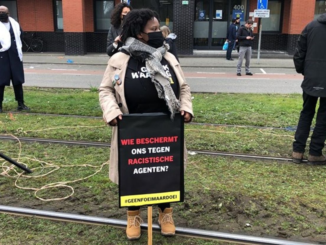 Honderden demonstranten eisten eind maart het ontslag van de agenten.