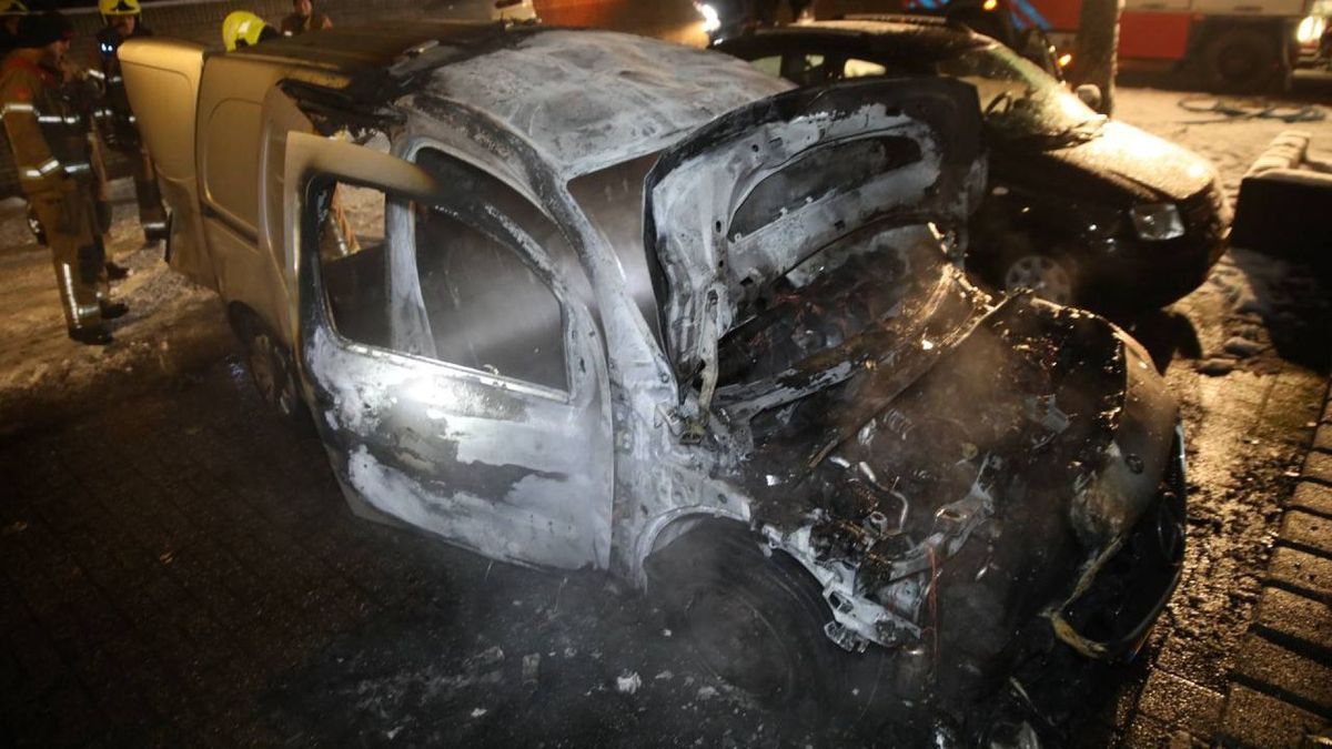 Autobrand in Apeldoorn, mogelijk brandstichting