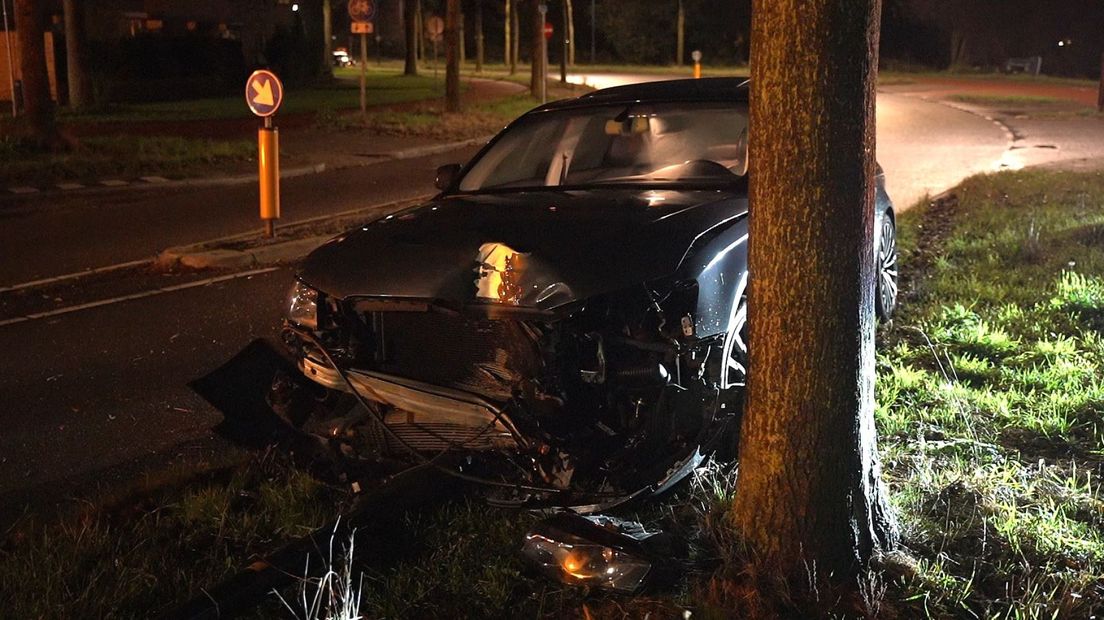De auto raakte zwaar beschadigd, net als de lantaarnpaal