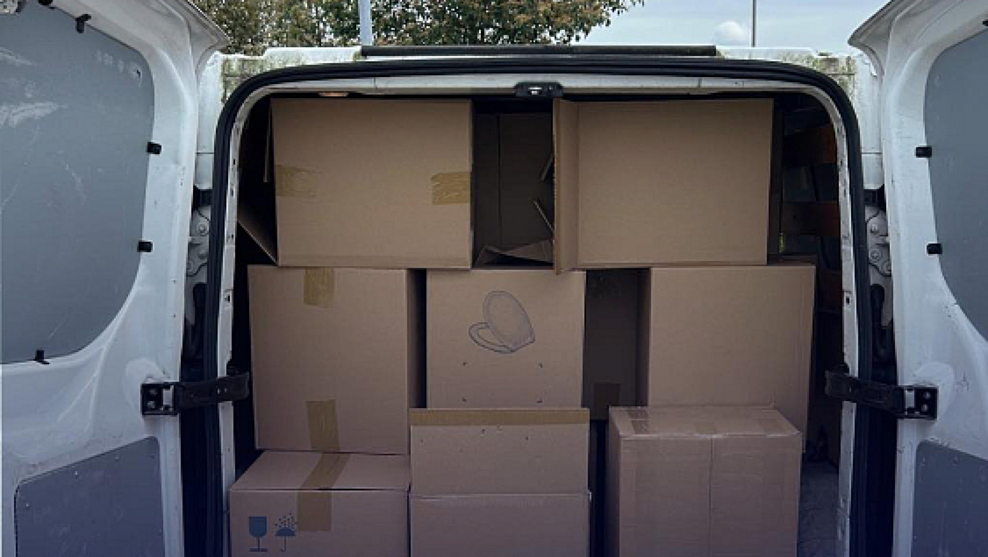 De bestelwagen was helemaal volgeladen met dozen