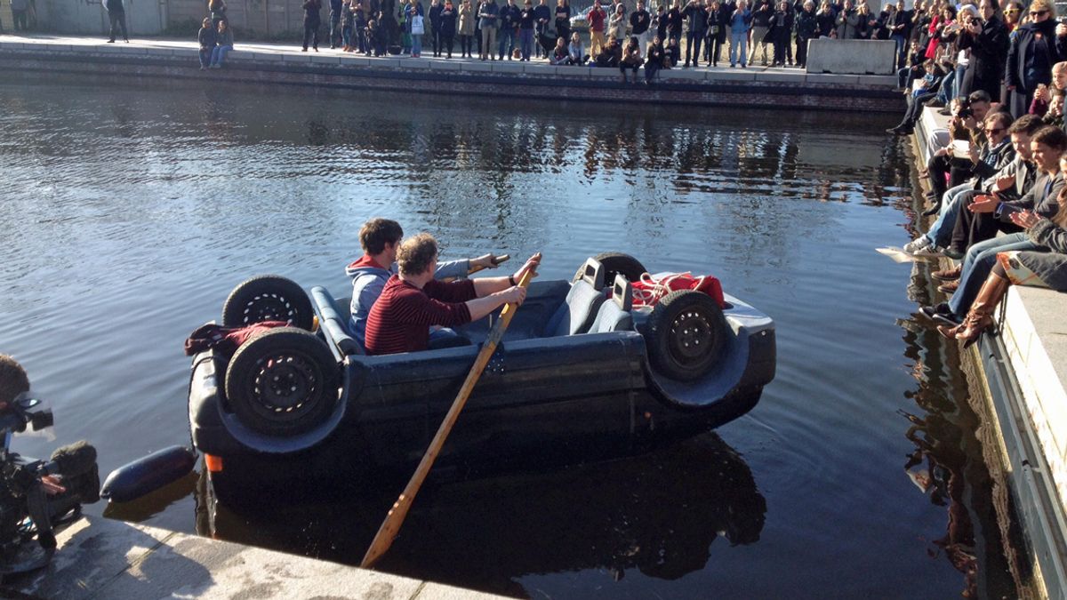 IN BEELD Verroeste auto te water gelaten als boot in de Binckhorst in