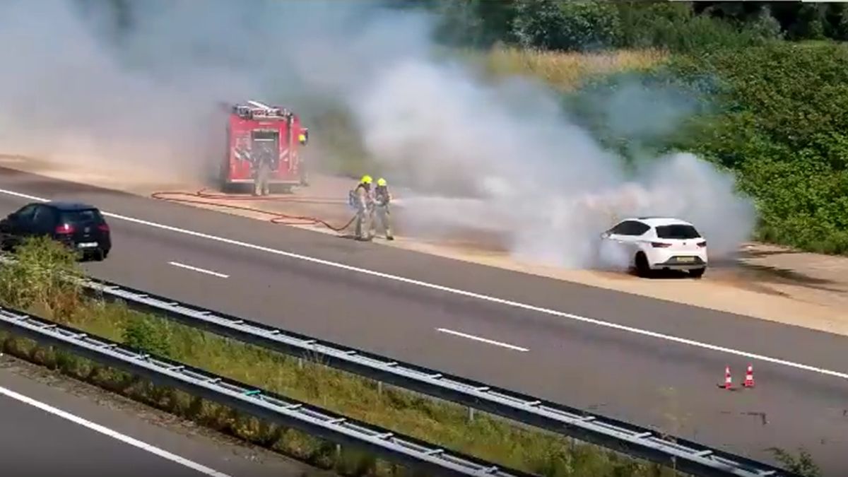 Auto in brand op pechstrook A73 richting Venlo