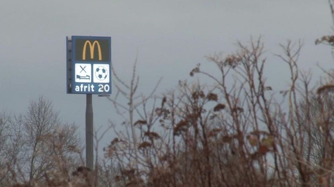 De hoge reclamemast langs de A28