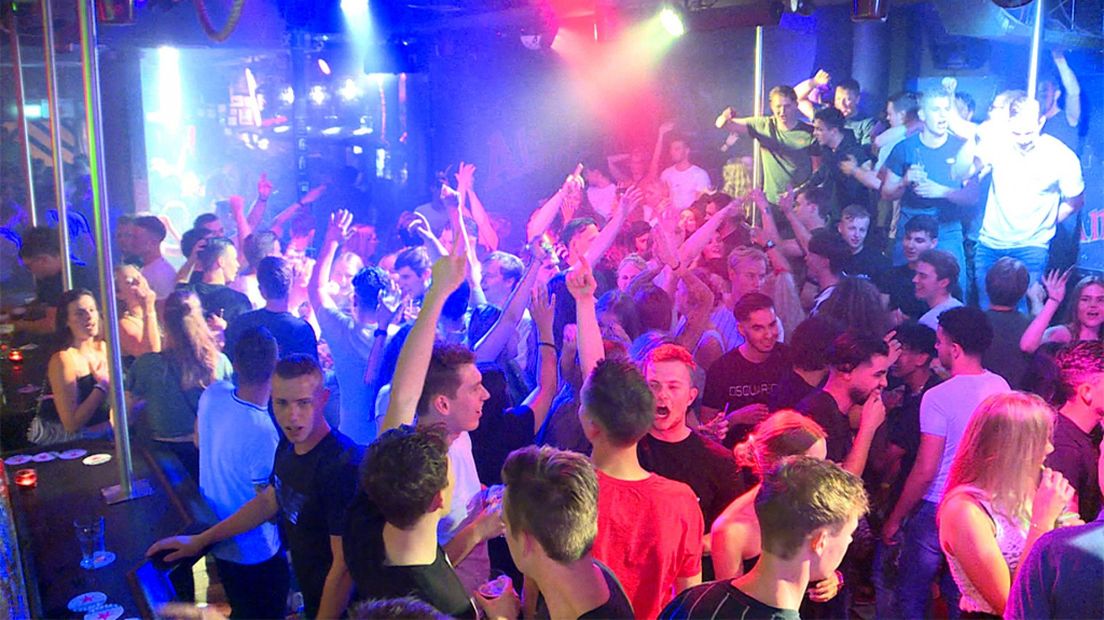 Feestende jongeren in het Alphense Bar Amsterdam, vorige week tijdens de eerste nacht dat discotheken weer open mochten