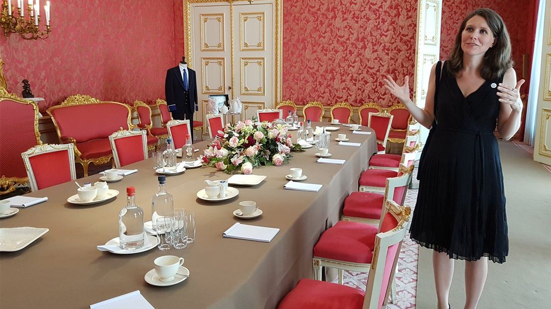 Conservator Laura Smeets geeft uitleg over de Puttikamer. 