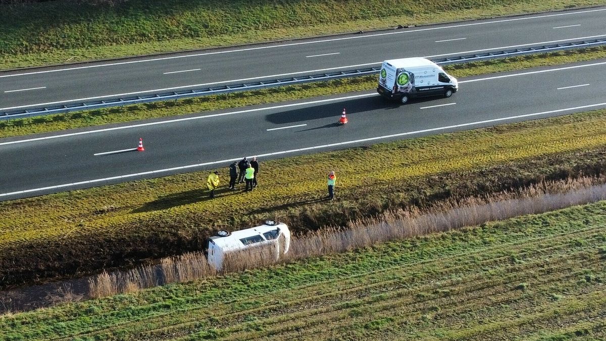 Busje in de sloot bij Garyp | Frisiabrug bij Franeker komende nacht afgesloten