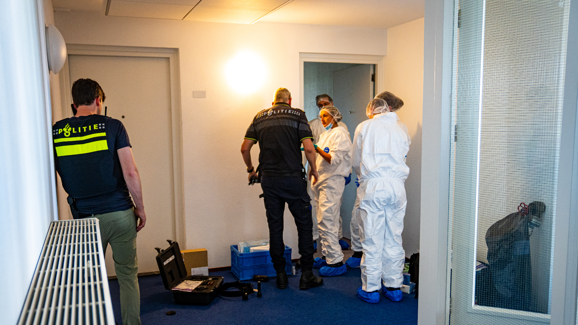 De politie doet onderzoek in de woning waar de overleden vrouw is aangetroffen.