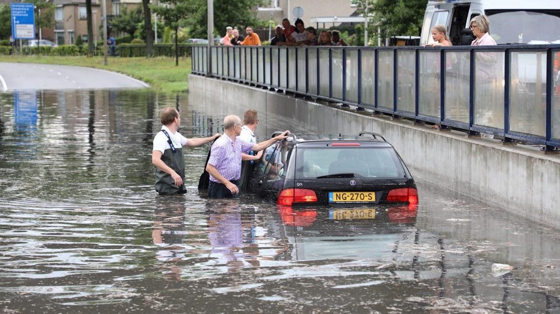 Auto vast in het water in Oldenzaal