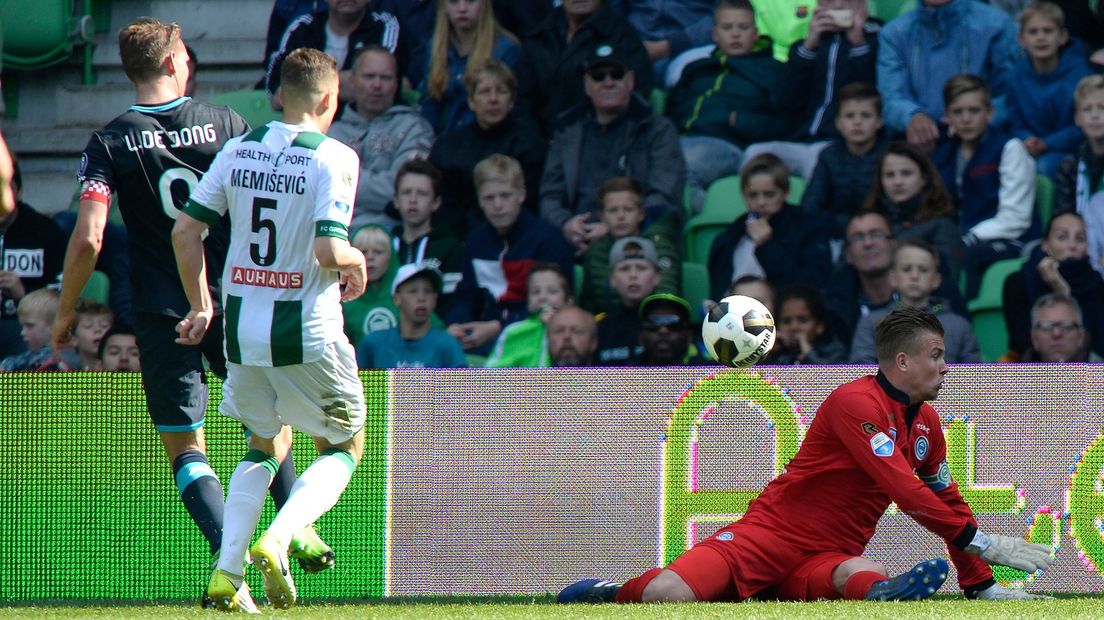 Sergio Padt redt op een inzet van PSV-spits Luuk de Jong, vorig seizoen