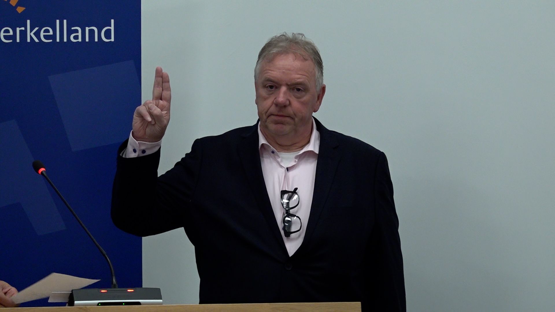 Erwin Versteeg legt de eed af en is daarna wethouder van Berkelland.