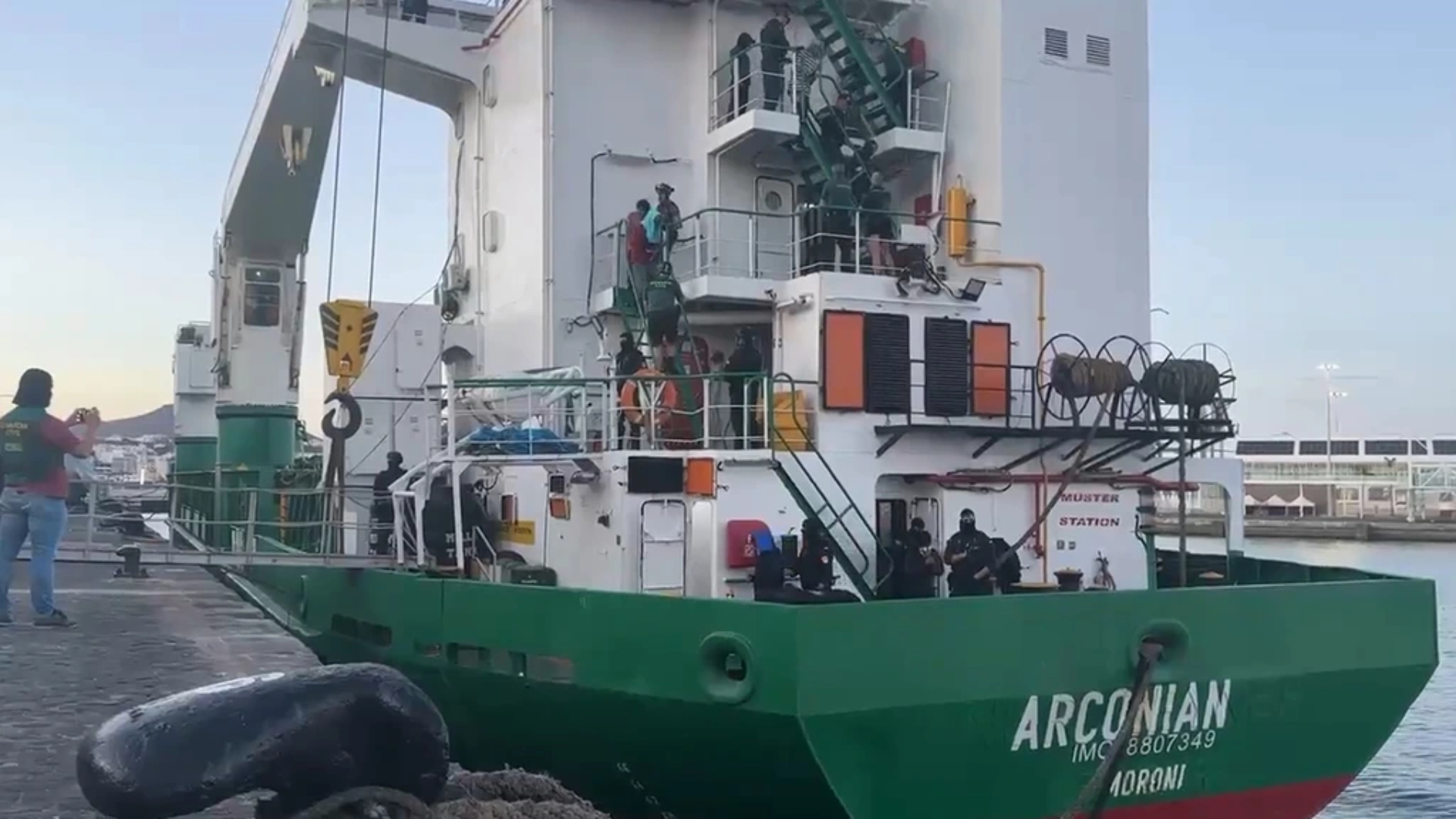 Op dit schip uit Sierra Leone werd een megadrugsvondst gedaan.