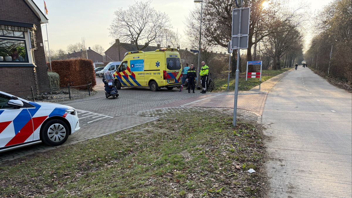 Scooter en fietser botsen op elkaar in Deventer, één persoon naar ziekenhuis