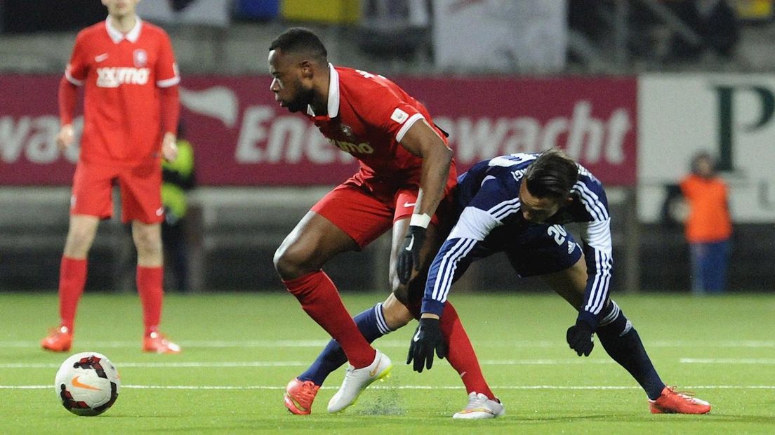 Jong Twente speler Alvin Daniels met Almere City FC speler Gaston Salasiwa