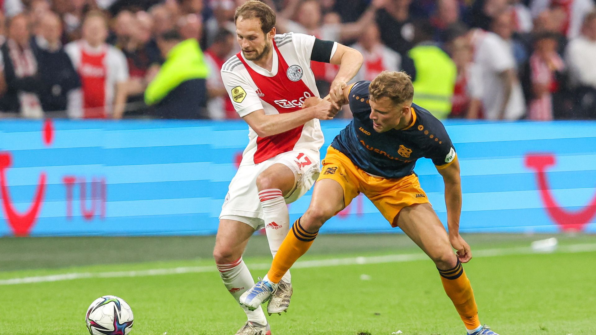 Sydney van Hooijdonk yn duel mei Daley Blind
