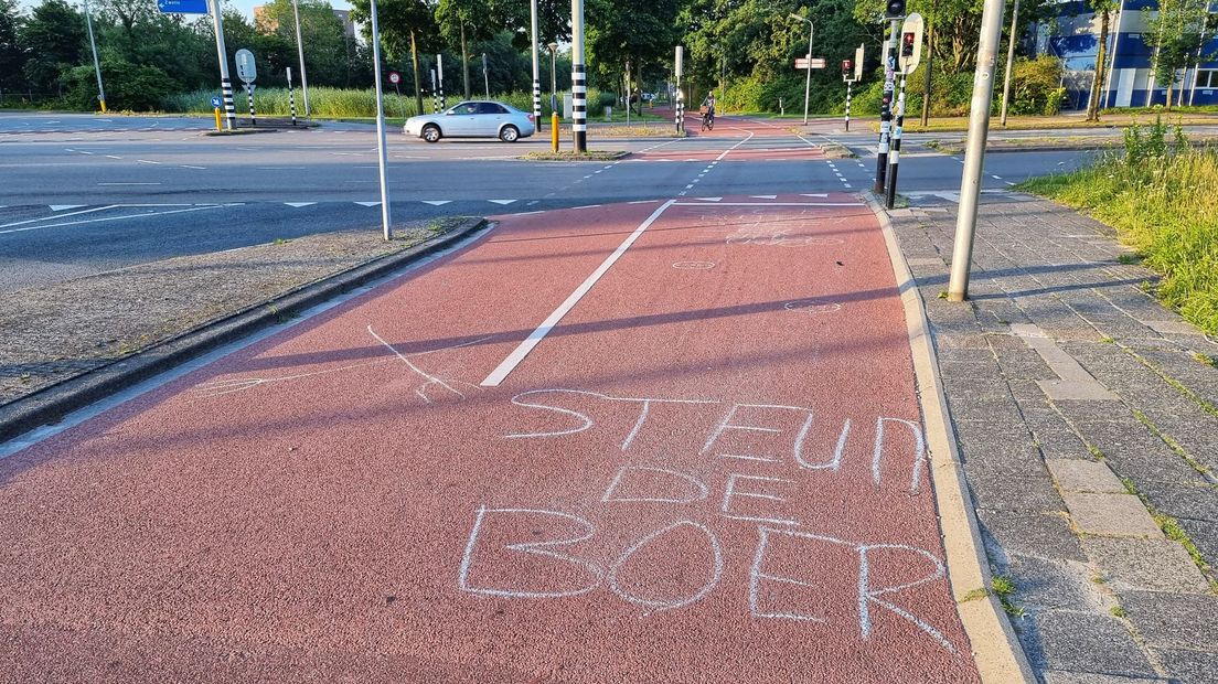 Op de Ringweg Koppel in Amersfoort zijn bij een kruising meerdere leuzen op de weg geschreven als steun voor de boerenprotesten en tegen het beleid van het kabinet.