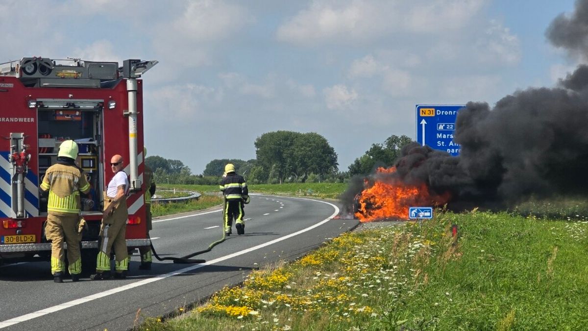 Verkeershinder in bocht N31 bij Marsum door autobrand