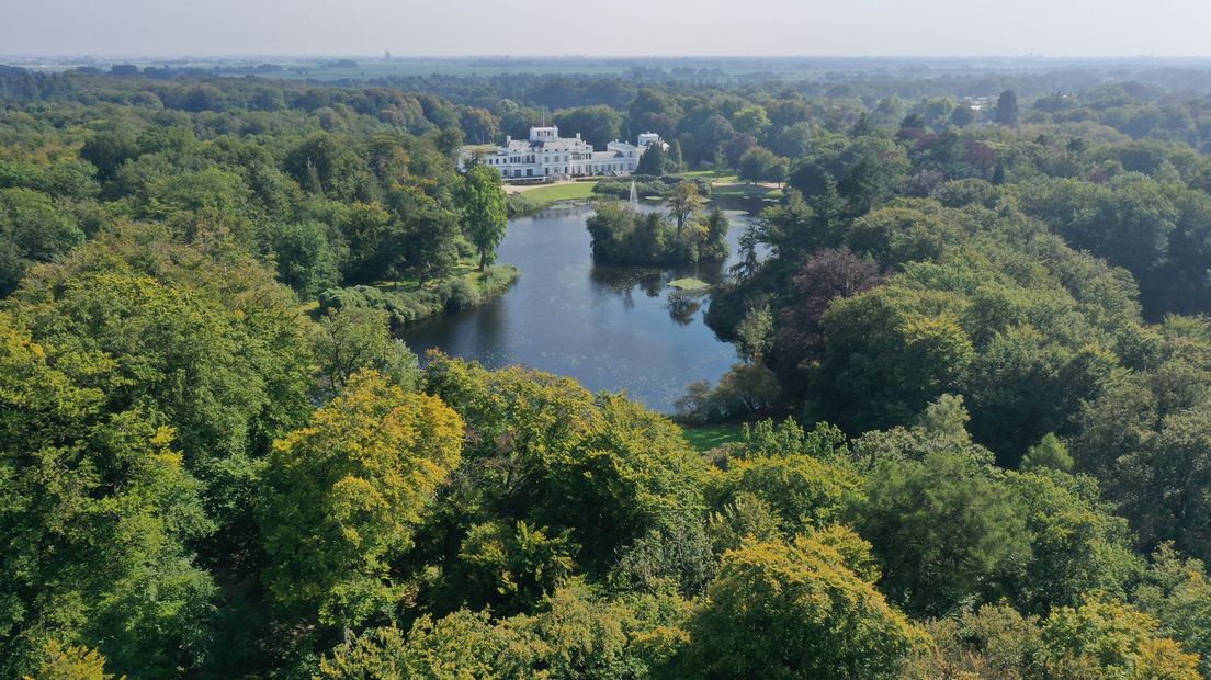 Achter Paleis Soestdijk liggen het park en bos.