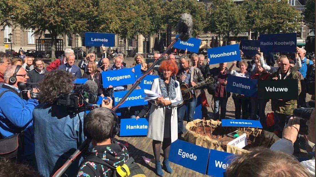 De handtekeningen zijn vanmiddag aangeboden in Den Haag