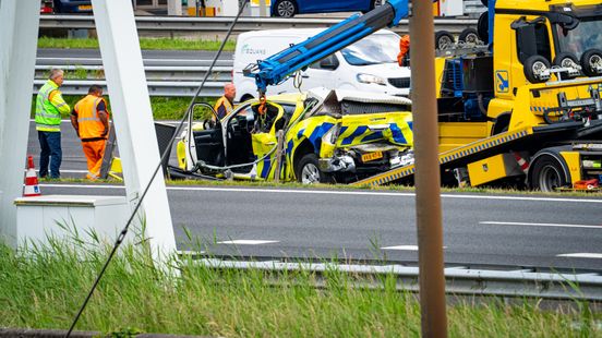 Chaos door ongelukken op de weg, weginspecteur ontsnapt aan de dood. Chaos door ongelukken op de weg, weginspecteur ontsnapt aan de dood.