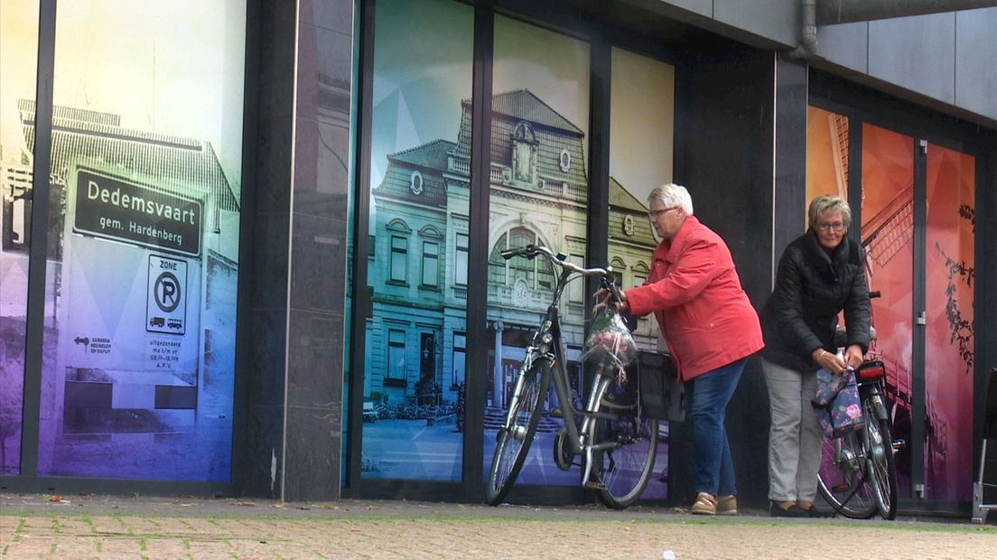 Leegstaande winkelpanden Dedemsvaart met fotoposters opgeknapt