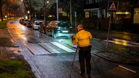 Voetganger aangereden op zebrapad | Extra cameratoezicht na explosie in straat Vlaardingse loodgieter.