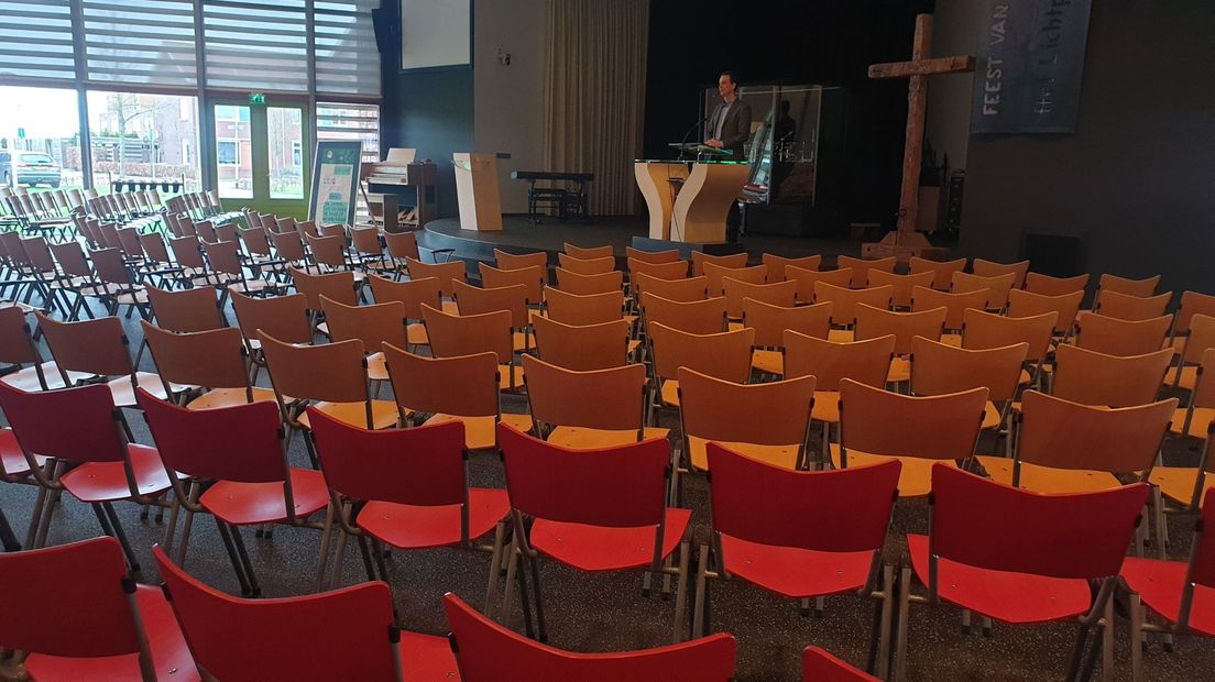 Voorganger Bart Dubbink preekt voor een lege kerk 