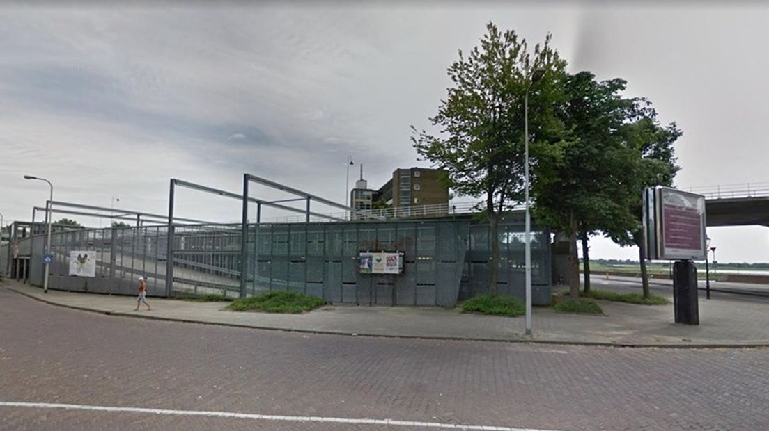De Brinkgagage onder de Wilhelminabrug