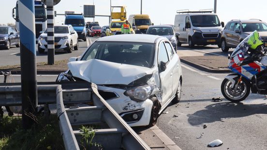 Flinke schade na botsing auto en busje. Flinke schade na botsing auto en busje.
