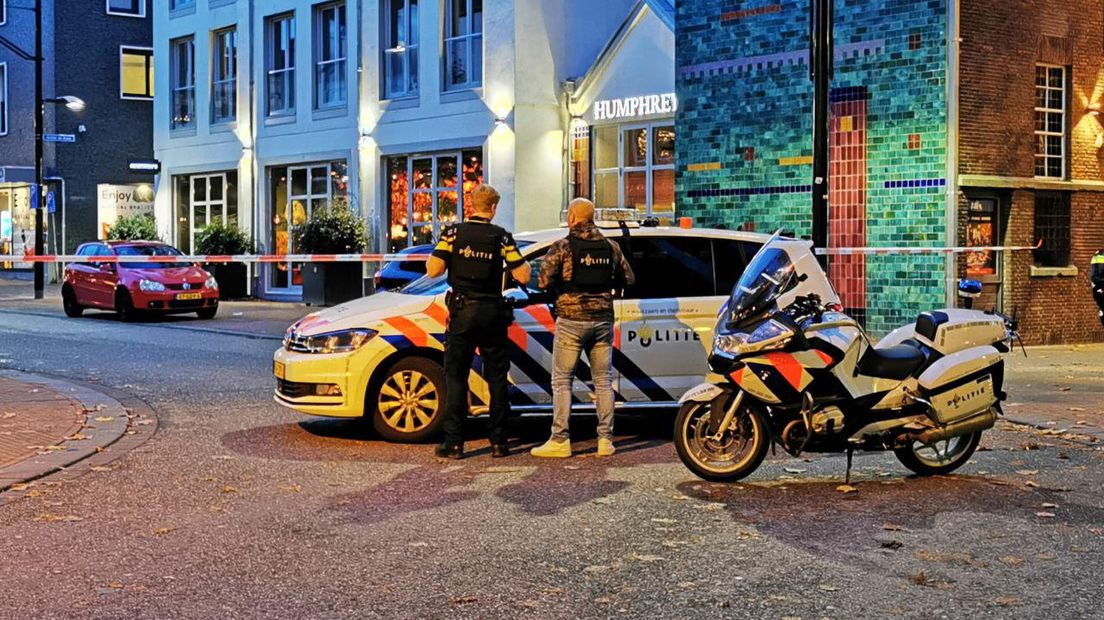 Een man dreigt dinsdagmiddag mensen neer te schieten in Nijmegen. Dat meldt de politie. Hij heeft zich verschanst in een kantoorpand in de Hertogstraat en heeft mogelijk een wapen bij zich.